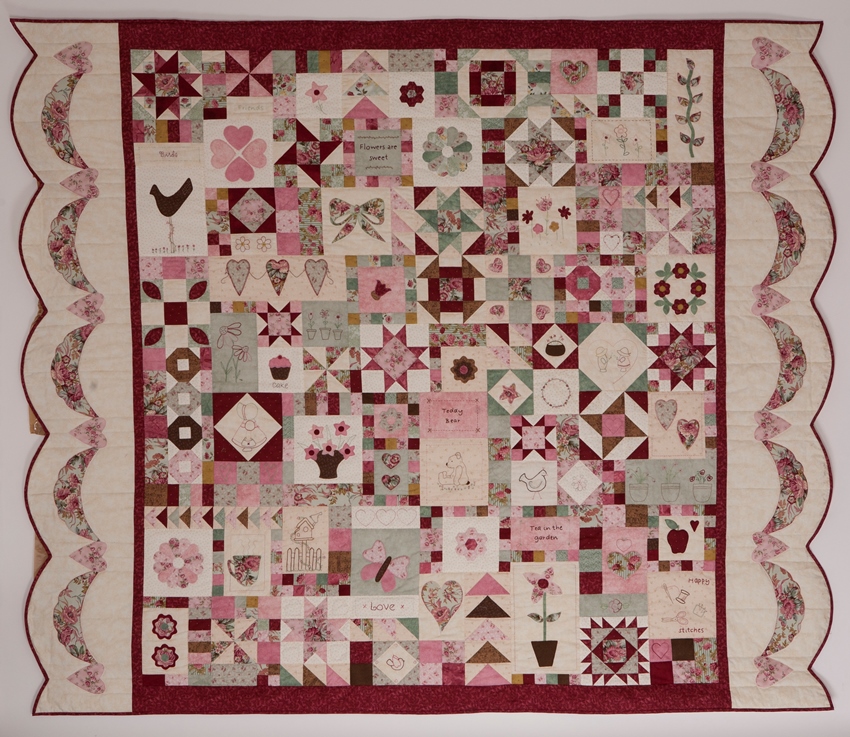 Happy Stitches Sampler quilt fra Patchworkhuset. Syet af Grete Tinning og Ann Baird.